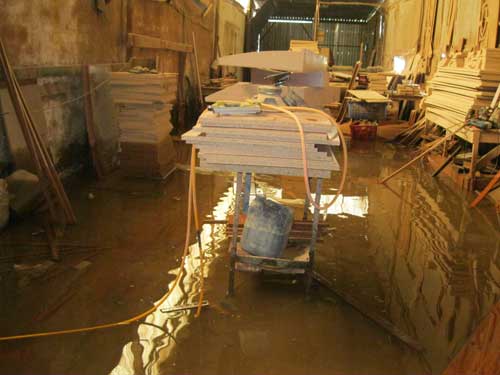 Nước ngập tràn nhà dân gây khó khăn trong sinh hoạt và hư hỏng tài sản