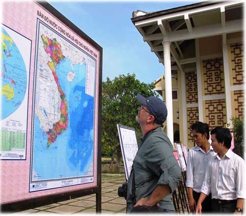 Du khách quốc tế tại triển lãm