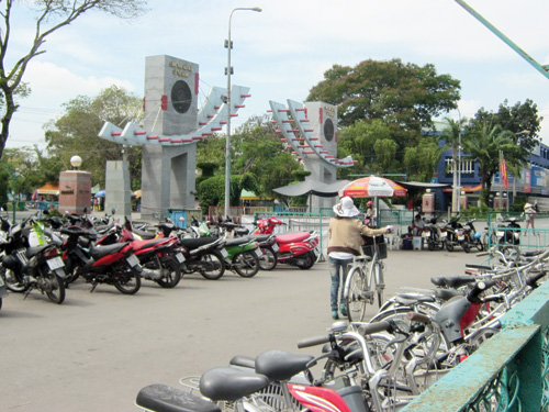 Bãi giữ xe trước công viên Lê Thị Riêng 