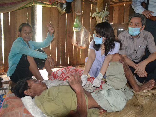 Bộ trưởng Y tế thăm ông Phạm Văn Nhọc ở xã Ba Điền, bị bệnh lạ rất nặng đang nằm nhà 