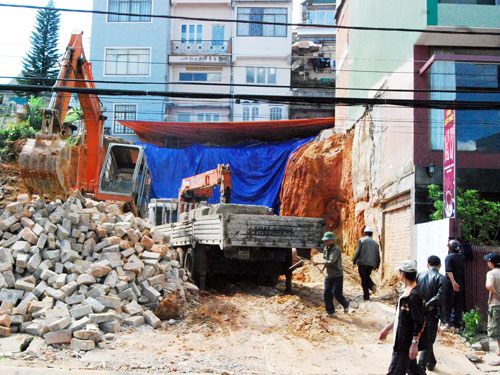 Vụ sập đất ở công trình xây dựng tại Đà Lạt - nd