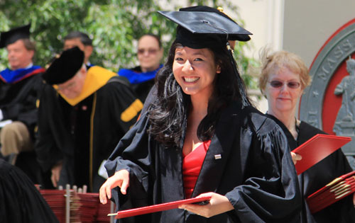 Mùa hè không chỉ dành để học - Lê Diệp Kiều Trang khi nhận danh hiệu thủ khoa trong buổi lễ tốt nghiệp thạc sĩ tại Học viện MIT (Mỹ) năm 2011