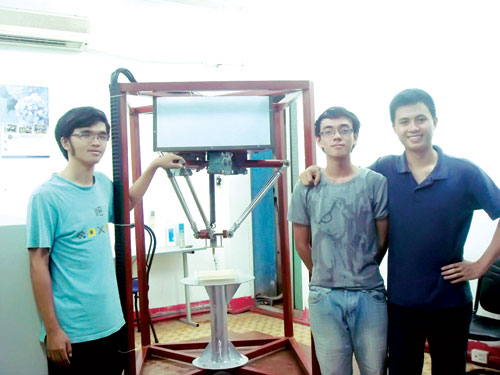 Sinh viên chế tạo robot công nhân - nd