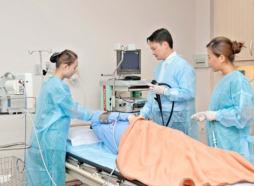 Bệnh nhân đang được nội soi tại phòng khám chuyên khoa Gan Á Châu