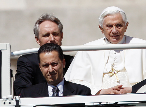 Ông Gabriele (trước) luôn tháp tùng bên cạnh Giáo hoàng Benedict XVI - Ảnh: Reuters