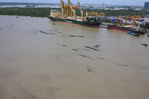 Bụi than tràn trên sông Sài Gòn 1