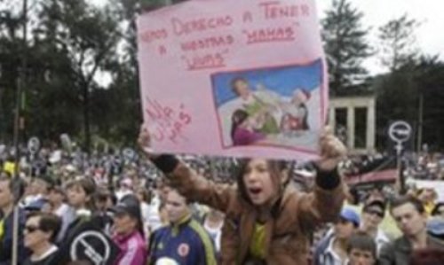 Hình ảnh đoàn người biểu ở Bogota -  Ảnh chụp từ video của La Nación