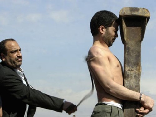 Một thanh niên Iran bị phạt roi vì tội uống rượu bia - Ảnh: Reuters