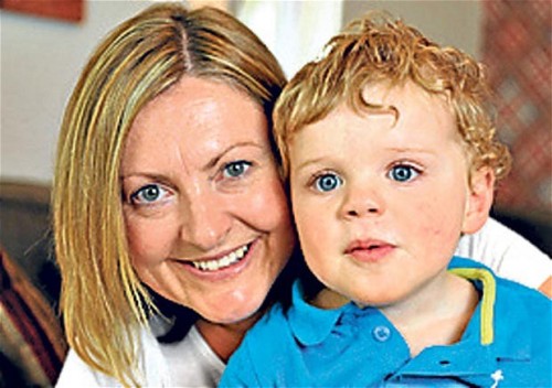 Bé Zach Hilary chụp hình cùng mẹ - Ảnh chụp từ video của Telegraph