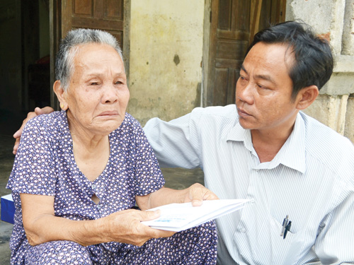 Nguyễn Văn Dũng và má nuôi Lê Thị Niệm 