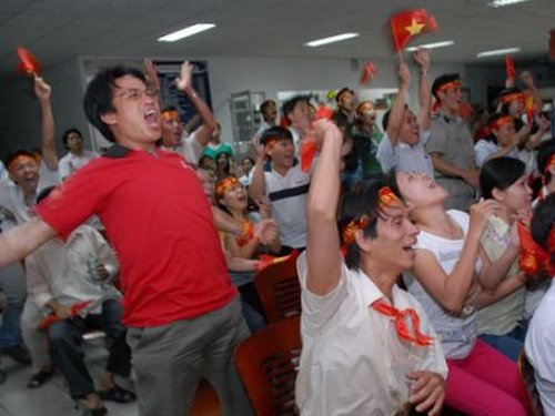 Người bệnh tim có nên xem bóng đá?