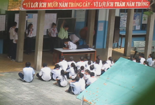 Hiệu trưởng đánh học sinh