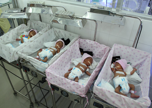 Bốn em bé chào đời sau ca sinh tư hi hữu 