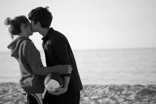 Ở tù vì… cưỡng hôn phụ nữ