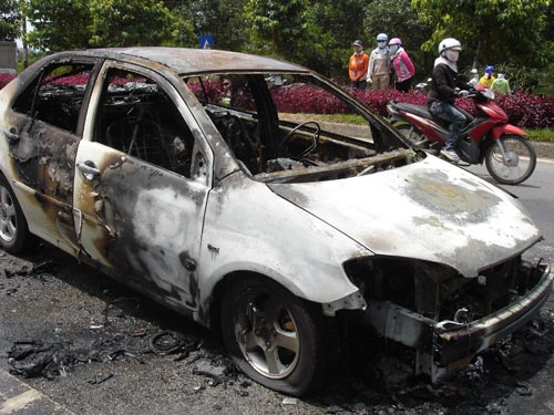 Ôtô Toyota Vios đang chạy bị “bà hỏa” thiêu rụi 1