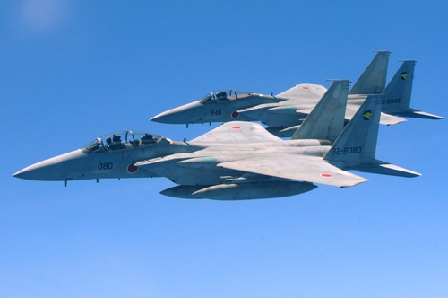 Hai máy chiến đấu F-15 của Không quân Nhật Bảnh - Ảnh: Reuters
