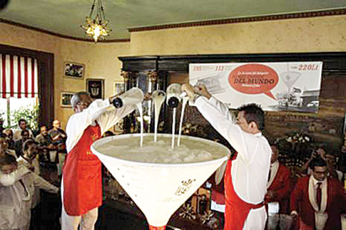 Ly cocktail lớn nhất