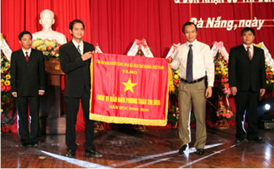 Duy Tân - Đại học Tư thục Duy nhất được Chính phủ tặng Cờ Thi đua năm 2012 1