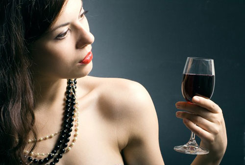 Thói quen uống rượu ở phụ nữ kết hôn