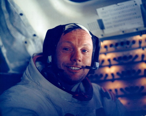 Neil Armstrong hải táng là một sự kiện cảm động và trang trọng để tưởng nhớ và tri ân một nhân vật quan trọng trong lịch sử của con người. Hãy cùng xem lại những hình ảnh quý giá và những trải nghiệm tuyệt vời của Neil Armstrong từng trải qua trong suốt cuộc đời mình.