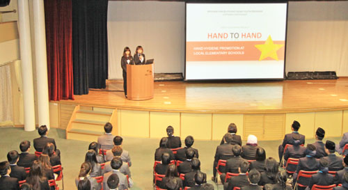 Đại diện Việt Nam trình bày dự án Hand 2 Hand tại phiên tổng kết hoạt động hậu SSEAYP 