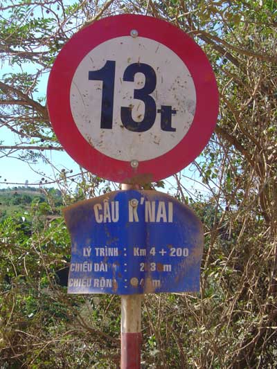 Xe quá tải làm sập cầu K’Nai