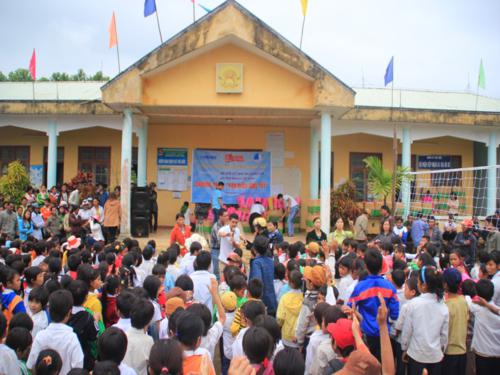 Hàng trăm học sinh của 3 bậc học: mầm non, tiểu học và THCS tại xã Trà Đốc đến nhận quà