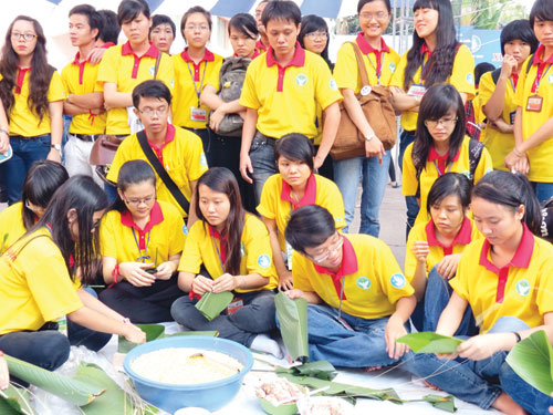 Sinh viên gói bánh chưng tặng người nghèo ăn tết