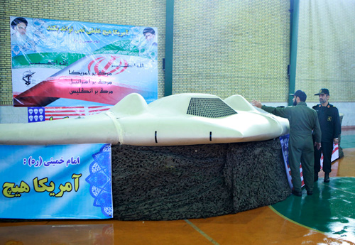 Iran trưng bày chiếc RQ-170 bắt được của Mỹ - Ảnh: Reuters