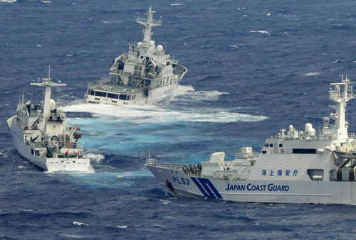 Tàu hải giám Trung Quốc (giữa) so kè với 2 tàu tuần duyên Nhật gần Senkaku/Điếu Ngư cuối năm ngoái - Ảnh: The Star