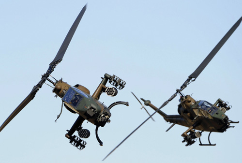 Hai trực thăng chiến đấu Nhật trong một cuộc tập trận - Ảnh: AFP