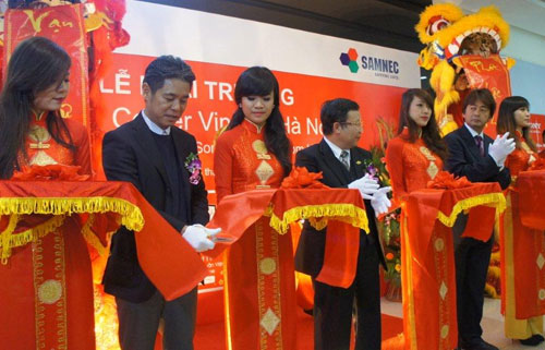 Ông Yuzo Otsuki-TGĐ Sony Electronics Việt Nam, ông Đặng Minh Sơn-TGĐ công ty SAMNEC, ông Tomoyuki Haba- Giám đốc Kinh doanh Sony Electronics Việt Nam cùng cắt băng khai trương Sony Center Vincom Hà Nội 