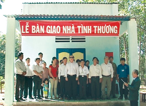 Trao nhà tình thương