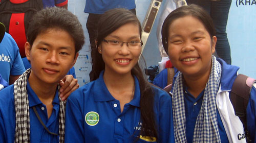 Hai nữ sinh viên giỏi giang