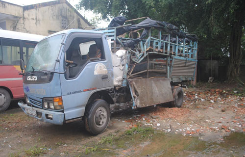Hà Tĩnh: Xe buýt “dỏm” đâm vào xe tải, hành khách được phen hú vía1