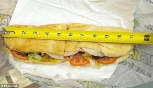Subway bị kiện bán bánh mì không đúng kích thước như quảng cáo - Ảnh: Facebook của Subway