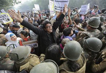 Nghi phạm hiếp dâm tập thể ở Ấn Độ ra tòa