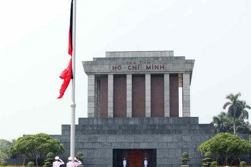 Cờ rủ được treo trước Lăng Bác lúc 12giờ hôm nay 11.10