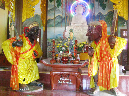 Hai pho tượng ông Đỏ, ông Đen trong chùa Nhạn Sơn - d