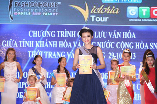 Người mẫu Thanh Vân nhận giải thưởng cuộc thi - d