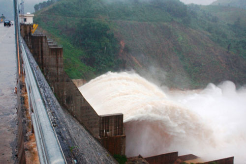 Quảng Nam: Thủy điện đồng loạt xả lũ, đe dọa hạ du 2