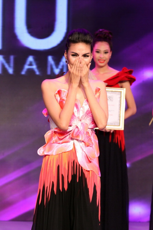 Lan Khuê bật khóc khi đăng quang \'Siêu mẫu Việt Nam 2013\'