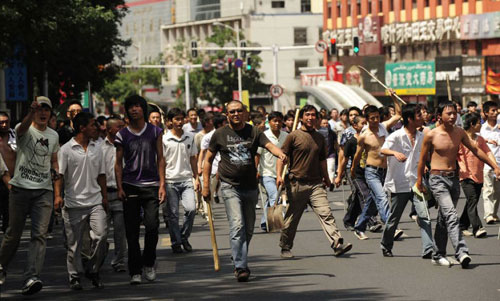 Những người Hán đổ ra đường trong vụ bạo loạn ở Tân Cương vào tháng 7.2009 - Ảnh: AFP