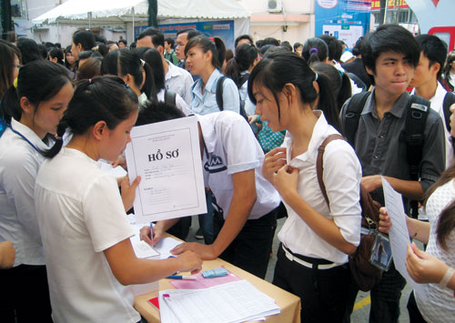 Lao động trẻ tìm việc tại một ngày hội việc làm do Thành đoàn TP.HCM tổ chức - d