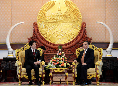 Chủ tịch Lào Choummaly Sayasone tiếp Thủ tướng Nhật Shinzo Abe tại Vientiane