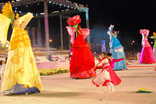 Cảnh diễn và diễu hành xe hoa trong đêm khai mạc Festival hoa Đà Lạt lần IV  