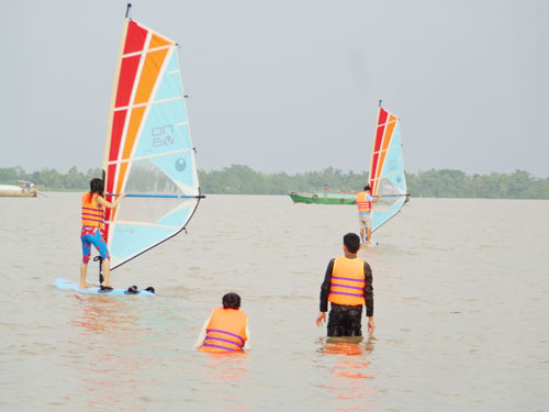 Lướt sóng trên sông Hậu