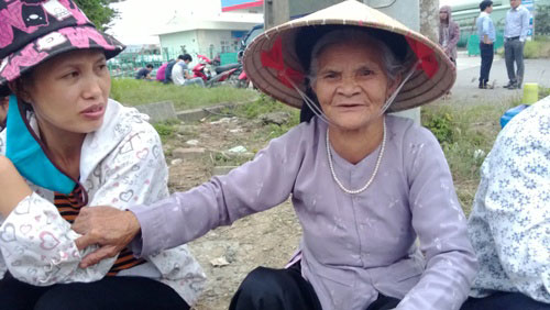 Công ty sản xuất cao su bị dân bao vây vì xả khí mùi 1