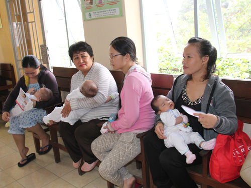 Trẻ em tại TP.HCM được tiêm lại vắc-xin Quinvaxem 7 - Ảnh Nguyên Mi