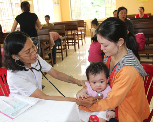 Trẻ em tại TP.HCM được tiêm lại vắc-xin Quinvaxem 5 - Ảnh Nguyên Mi